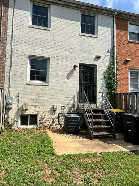 Building Photo - 5166 Clacton Ave