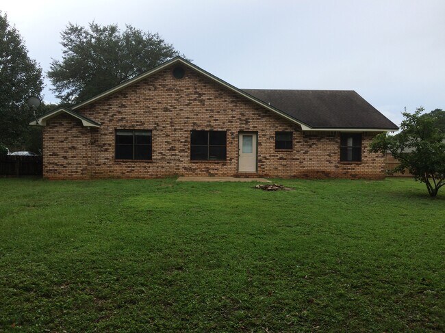 Parte trasera de la casa y patio trasero. - 6124 Arnies Way
