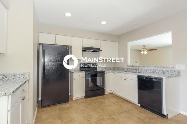 Building Photo - 510 N Tercera Ave