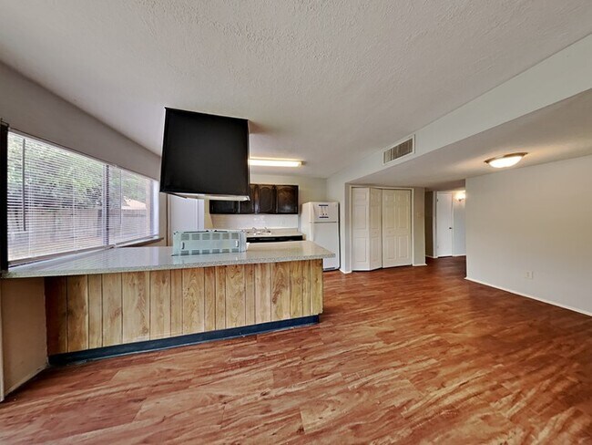 Foto del edificio - 6646 Loch Langham Dr