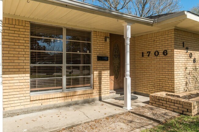 Building Photo - 1706 Colby Dr