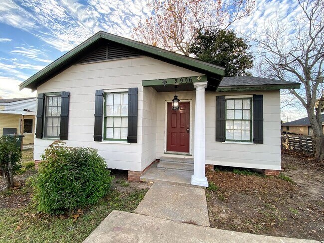 Building Photo - Remodeled 2-Bedroom Home with Modern Ameni...