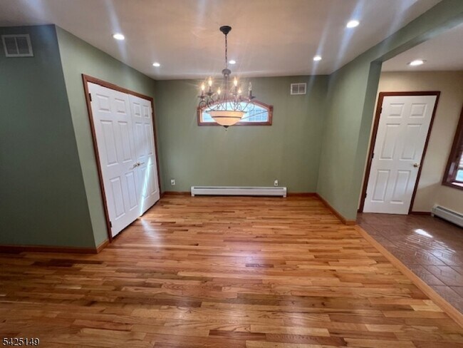 Foto del edificio - 81 S Maple Ave