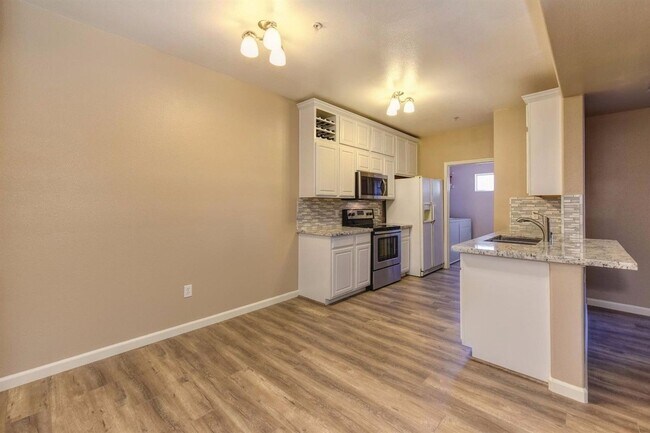 Foto del edificio - NICE 3 BEDROOM CONDO, 2 BATH, & 2 CAR GARA...