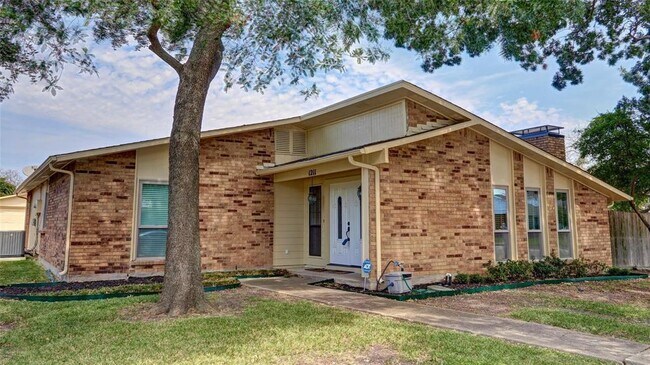 Building Photo - 1211 Crestwood Ct