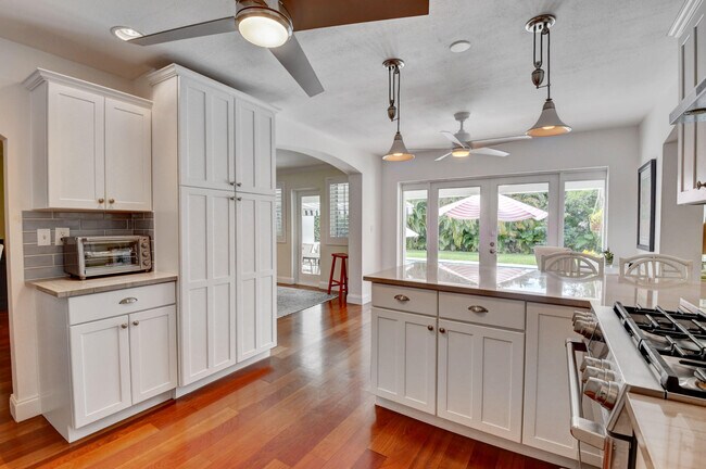 Building Photo - 222 S Seacrest Cir