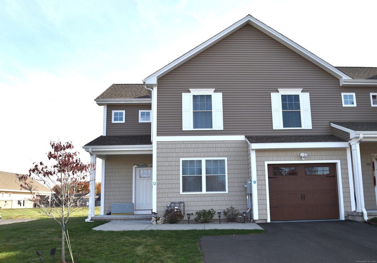 Foto principal - 501 Old Village Cir