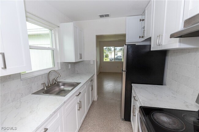 Building Photo - 21043 Bersell Ave