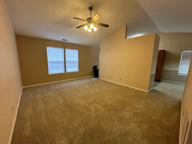 Building Photo - 105 Fountain Dr