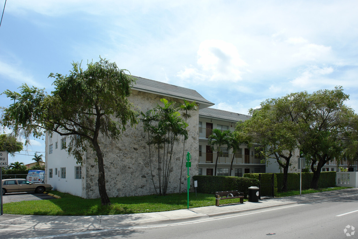 Foto del edificio - Majestic Apartments