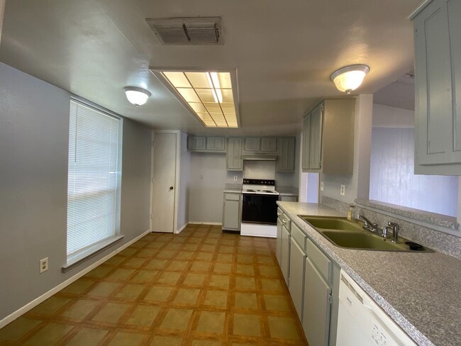 Building Photo - Great location!! Dont miss this 3 Bed house with a good rent