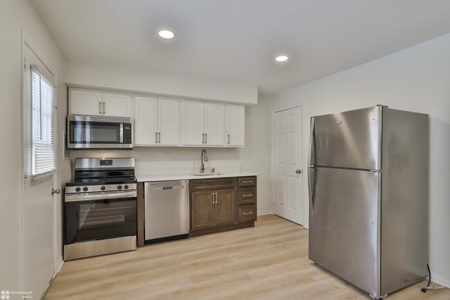 Building Photo - Pine Grove Townhomes