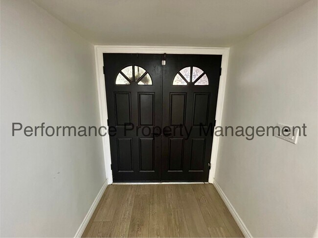 Foto del edificio - Stunning 3 Bed/2 Bath NW Bakersfield Home w/ Pool, RBP & $0 Deposit Option
