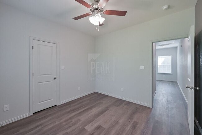 Foto del edificio - Peak living! Stylish 2BR Townhome with 15 ...