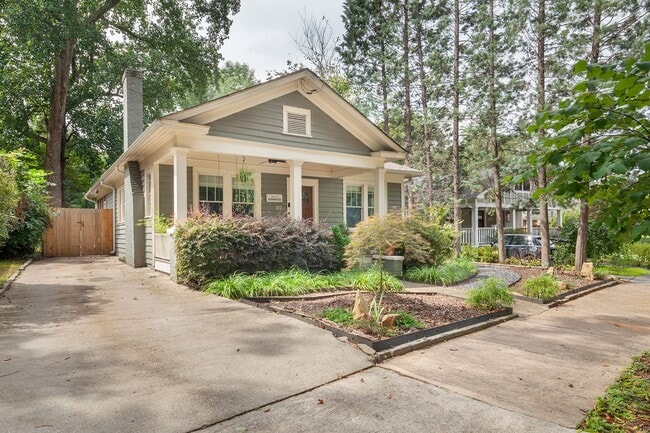 Photo - Beautiful 2bd/2ba Bungelow in Kirkwood wit... House