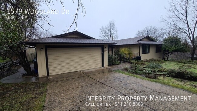 Foto del edificio - 1579 Woodland Dr