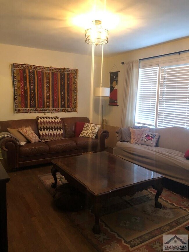 Foto del edificio - 398 Pinecrest Dr