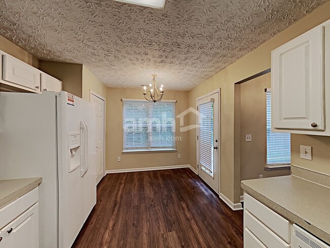 Building Photo - 2656 Lake Park Bnd