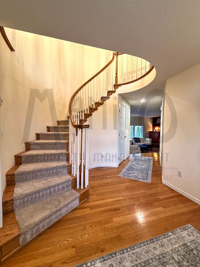 Foto del edificio - Elegant & Sprawling South Hill Home