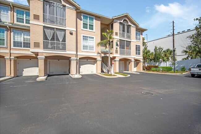 Foto del edificio - Renovated 2BR/2BA Condo With a Garage in I...