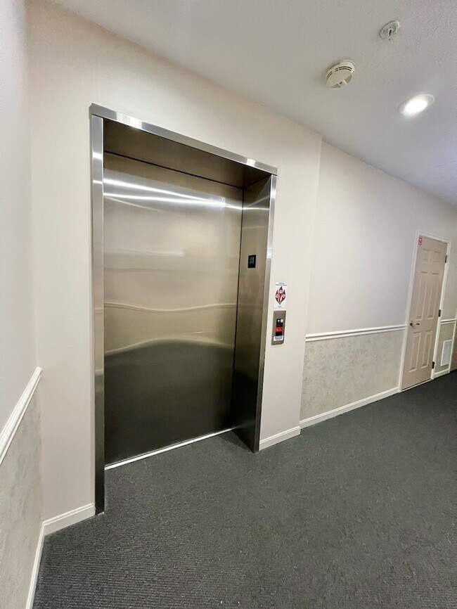 Building Photo - Conveniently Located Spacious Condo with E...