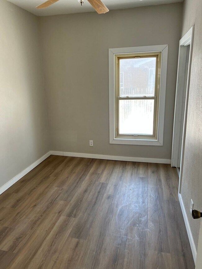 Foto del edificio - 4 Bedroom Updated house!!