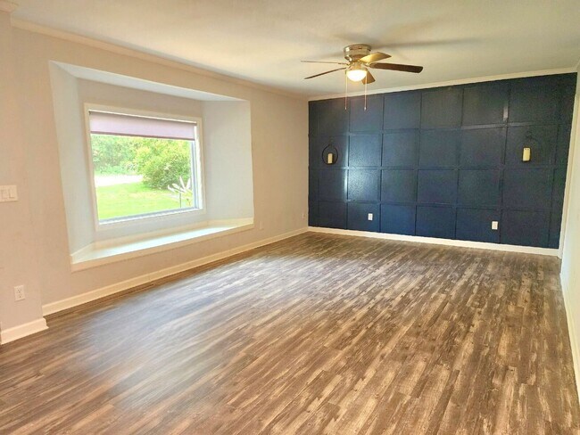 Building Photo - Stunning 4/2 Redecorated Home Close to I-110!