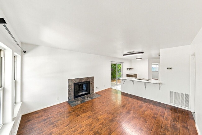 Building Photo - Ask about current rent incentives and specials being offered and book your self guided tour today.
