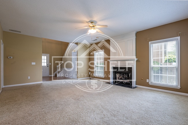 Building Photo - 568 Lullingstone Dr SE