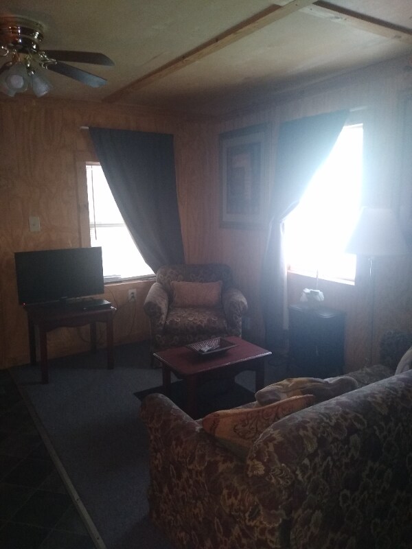 155 Dundee Rd Unit 155 B, Hazel Green, AL 35750 Room for Rent in