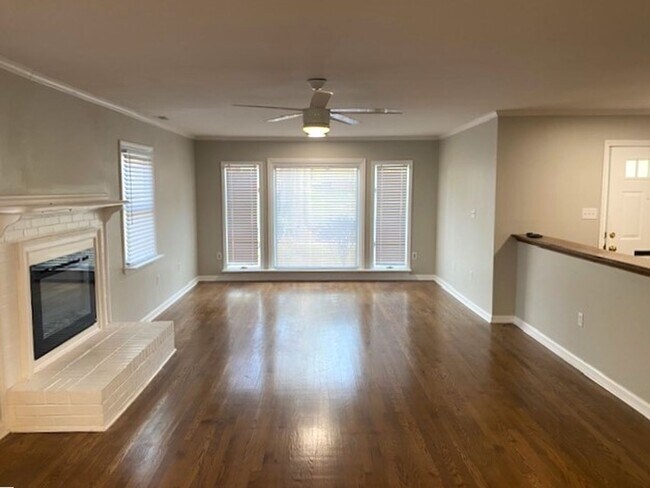 Building Photo - Uptown! Minutes Away, 4 Bedroom!