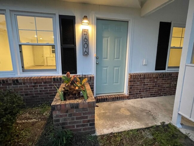 Building Photo - Adorable 2 Bedroom, 1 Bath Close to Histor...