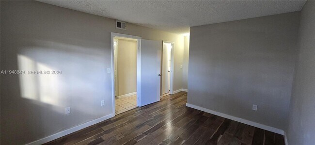 Foto del edificio - 251 Palm Cir W