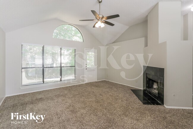 Foto del edificio - 701 Long Hill Ct