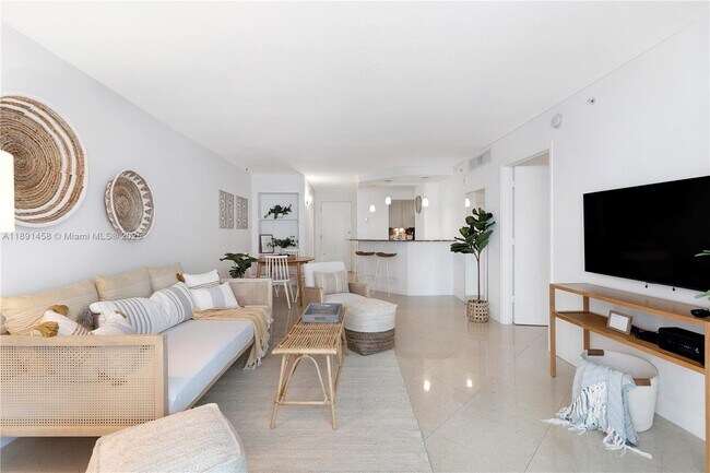 Foto del edificio - 6917 Collins Ave