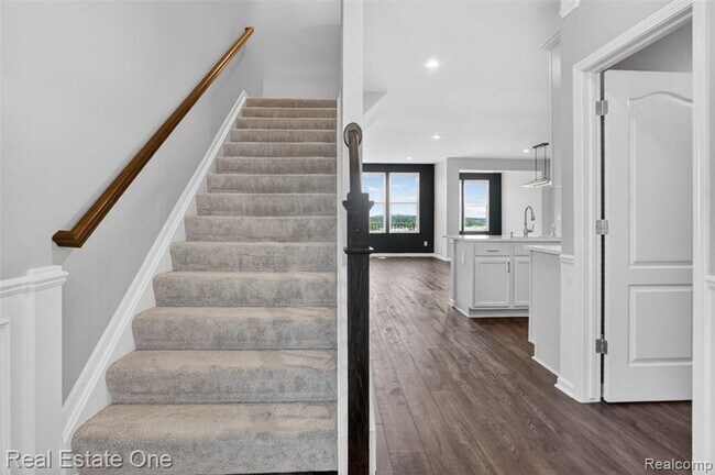 Foto del edificio - Modern 3-Bedroom Condo in Lake Orion Near I-75