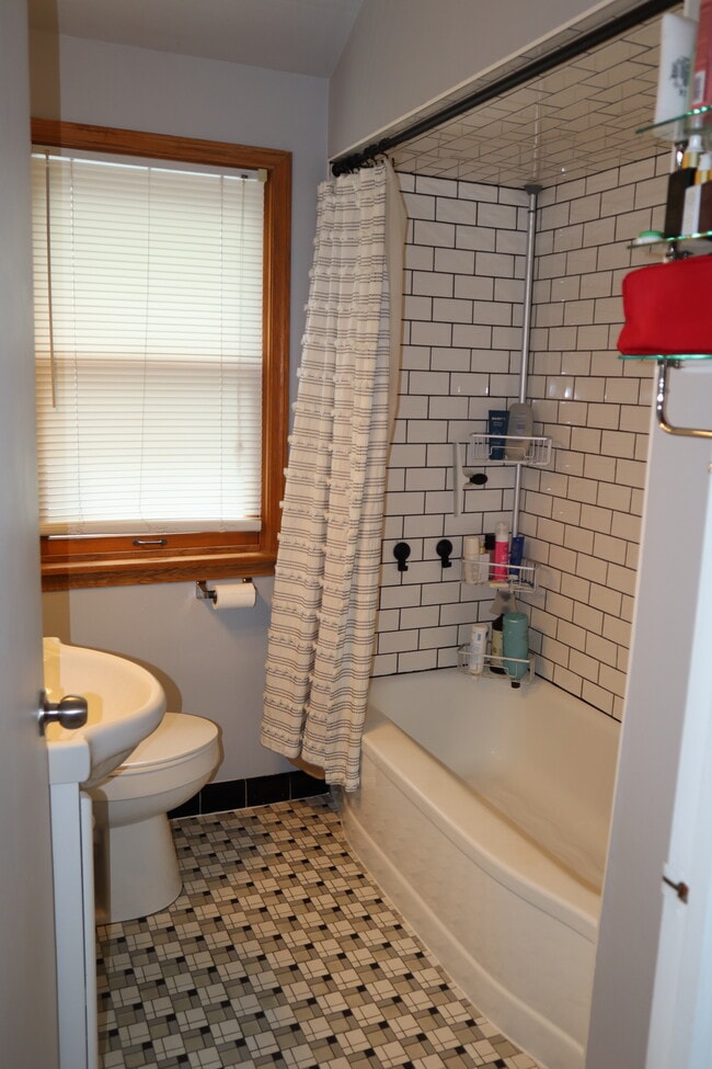 Bathroom - 1528 E Saveland Ave