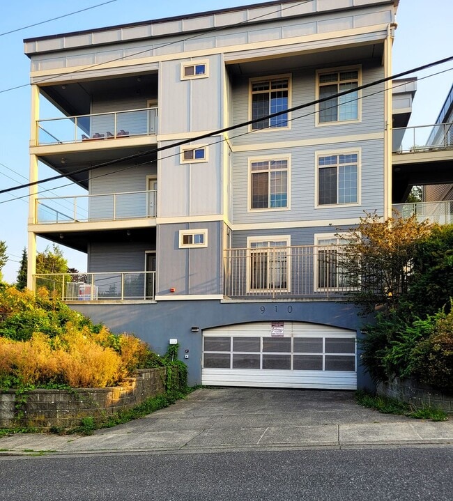 Building Photo - 910 Gladstone St