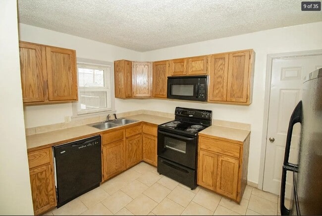 Building Photo - Cozy 2 Bedroom 1 Bathroom Home