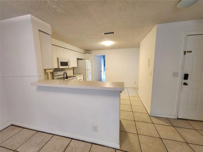 Building Photo - 1050 Sorrento Dr
