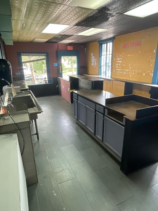 Building Photo - Commercial Space w/ Kitchen on Maple St