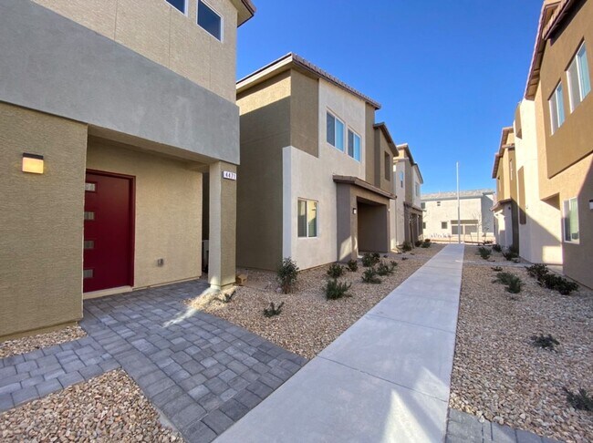 Foto del edificio - 4 BED 3 BATH Townhome, 1 LOFT, 2 GARAGES, ...