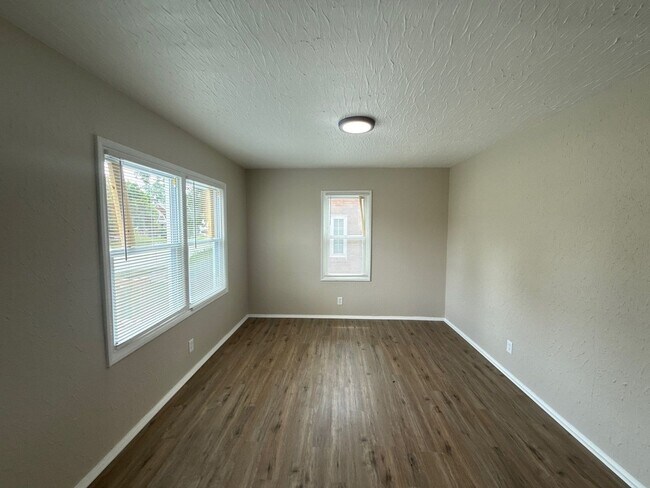 Building Photo - Fully Renovated 2-Bedroom Home – Move-In R...