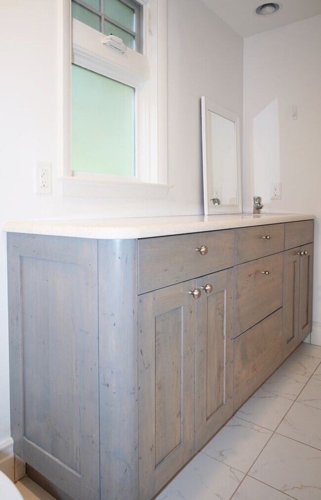 Building Photo - LOCATION! LOCATION! LOCATION! 4 Bedroom Ho...