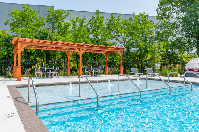 Piscina con estilo de centro turístico - Stonehenge Apartments