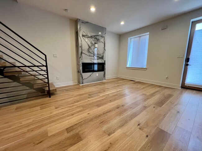 Building Photo - Luxurious 3-Bedroom Townhome With Rooftop ...