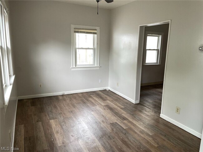Building Photo - 875 Columbia Ave