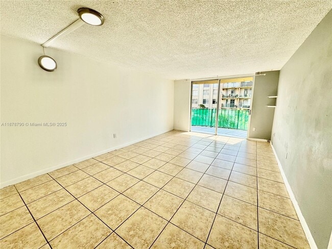 Building Photo - 9360 Fontainebleau Blvd