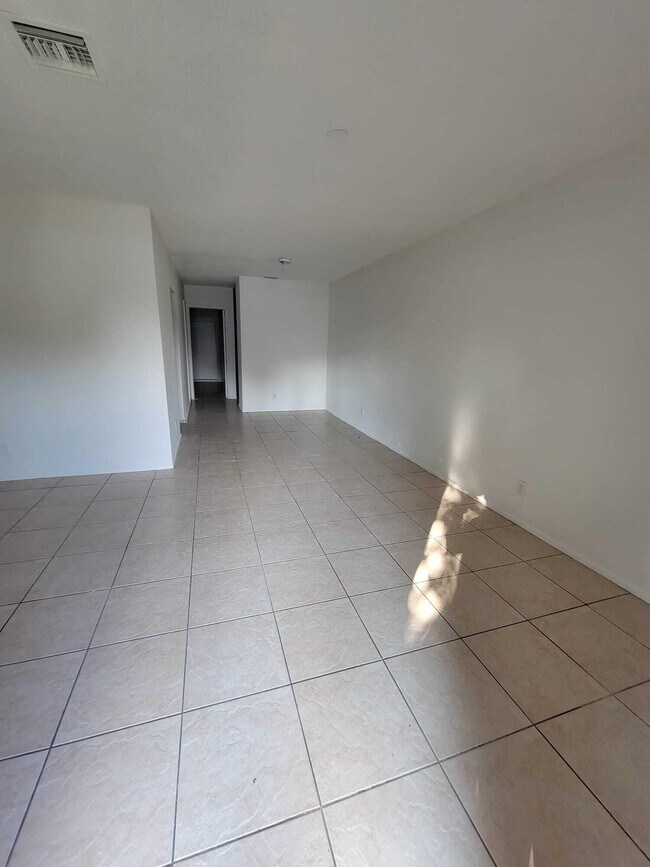 Foto del edificio - 1619 NW 8th Ave