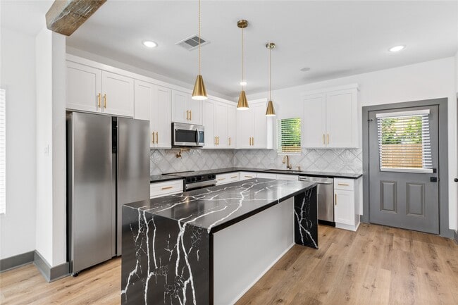 Foto del edificio - 6813 Parkhurst Dr